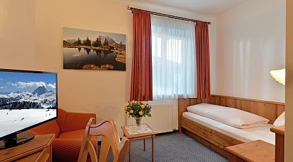 Hotel-Gasthof-Aschenwald-Bahnhofstrasse-19-Westendorf-Zimmer-104-Einbettzimmer-12-2015